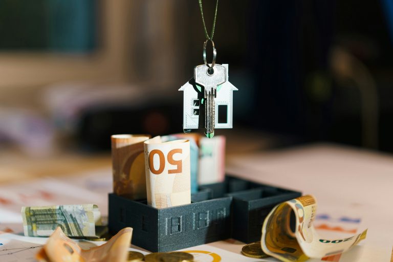 Simple Ways to Invest in Real Estate and Build Wealth 2025